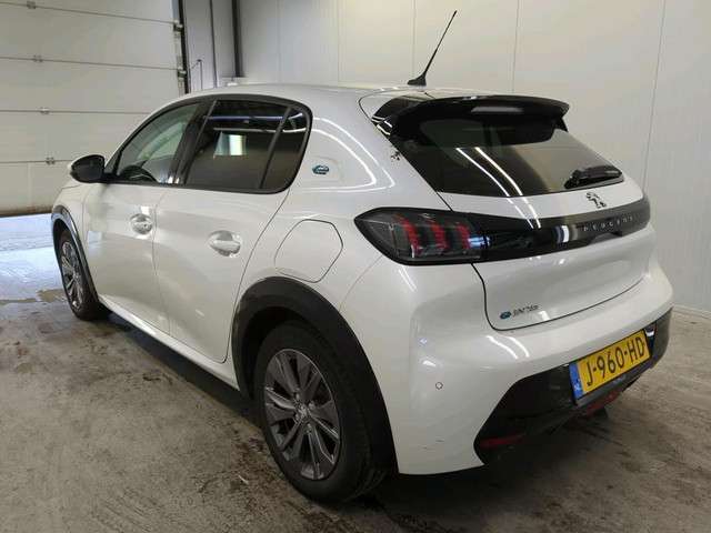Peugeot e-208 3