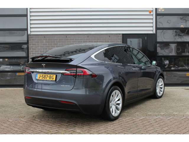 Tesla Model X 3