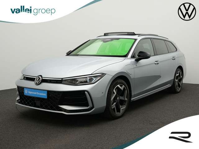 Volkswagen Passat variant 1.5 272 pk dsg ehybrid r-line edition | panoramadak | trekhaak | iq light | rondomzicht camera | head-up display | adaptief onderstel | stoel-/achterbankverwarming foto 18