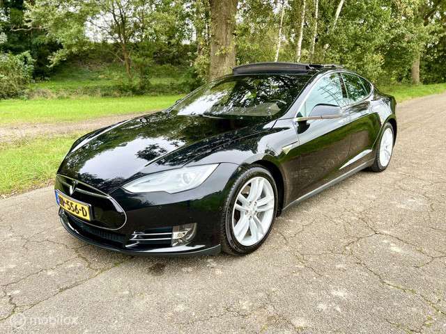 Tesla Model S 3
