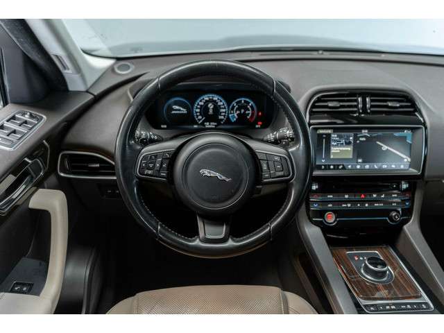 Jaguar F-PACE 3