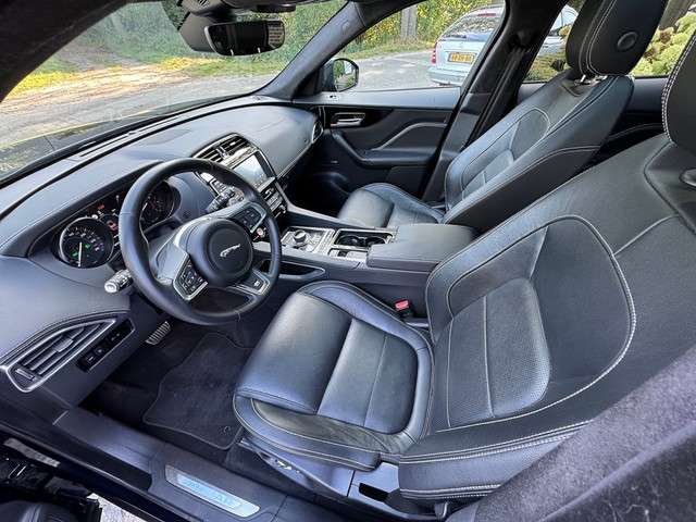 Jaguar F-PACE 2