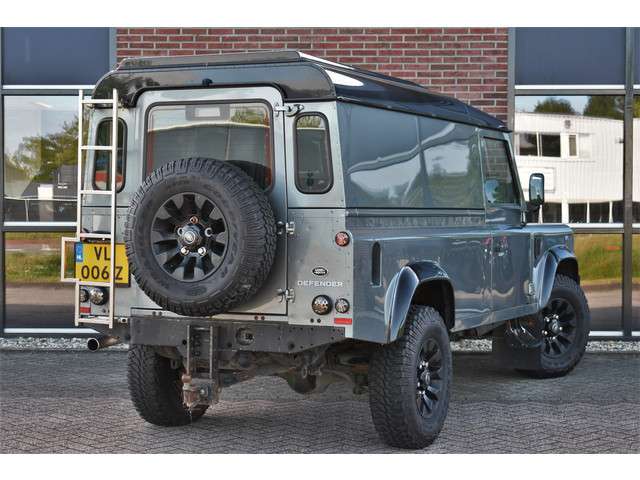 Land Rover Defender 2