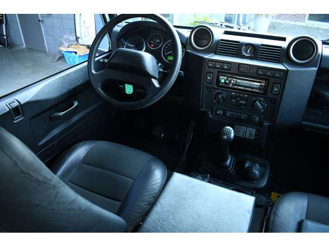 Land Rover Defender 3